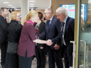 Ihmiset kättelevät toisiaan