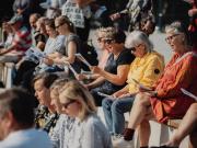 ihmisiä laulamassa ulkona