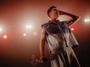 laulaja esiintyy ja hymyilee