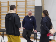 Kolme henkilöä juttelee keskenään.