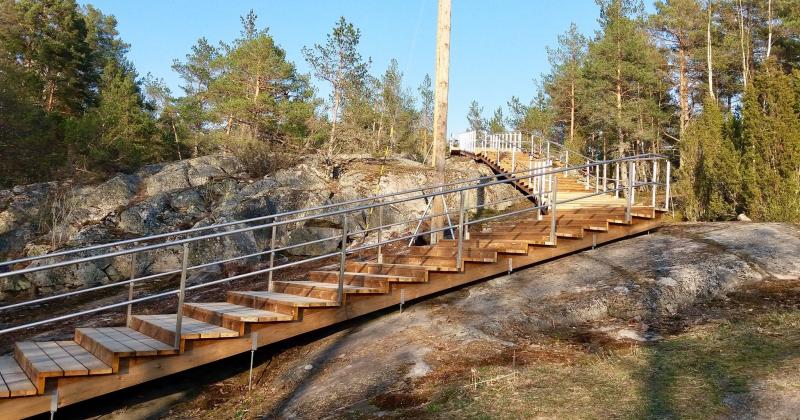 juoksuportaat aurinkoisessa kesäsäässä metsän keskellä