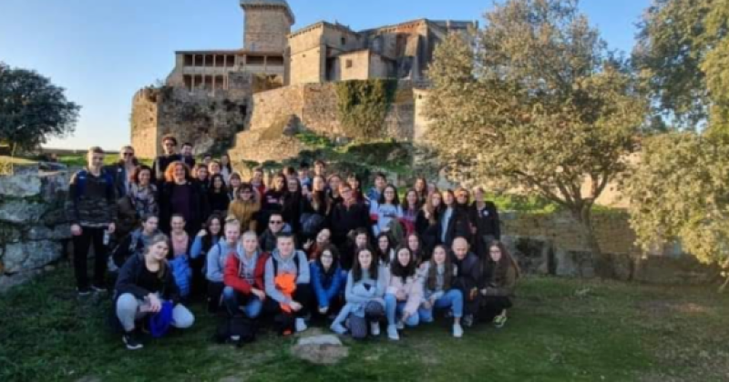 Ryhmä nuoria Espanjassa raunioiden edessä.