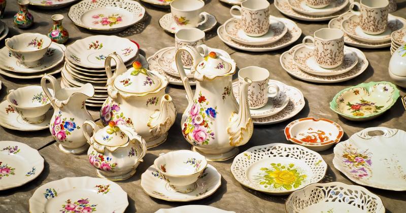 Vanhat kahvikupit pöydällä.