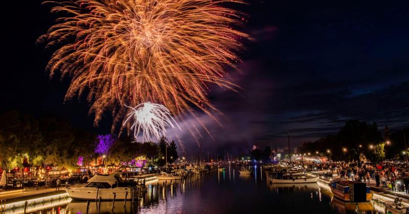 Ilotulitus kaupunginlahden rannalla