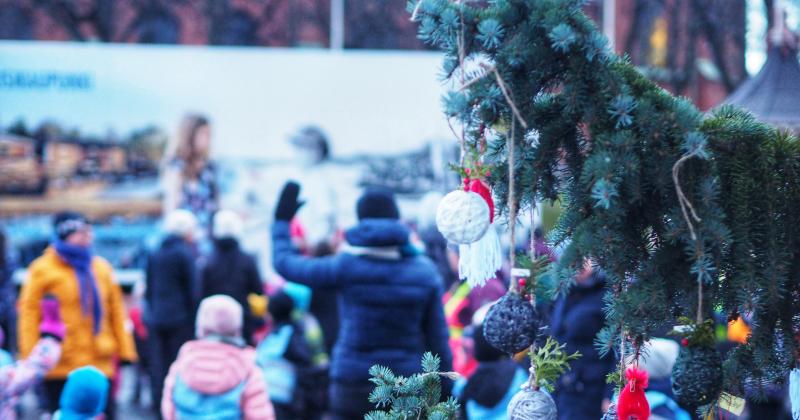 Lasten askartelemia koristeita torikuusessa.