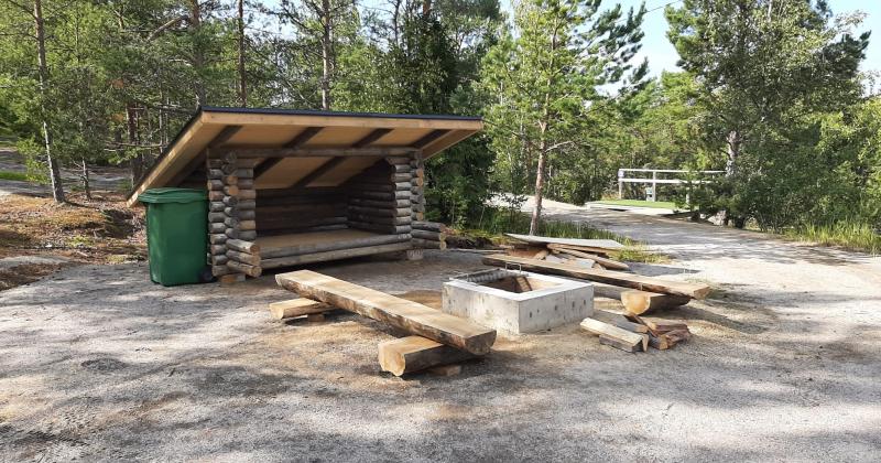 Pyhämaan laavu kuntopolun ja frisbee golf radan yhteydessä