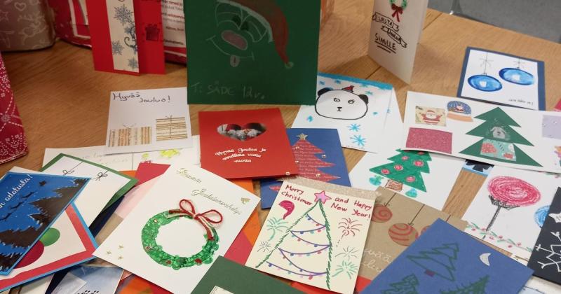 Joulukortteja pöydällä