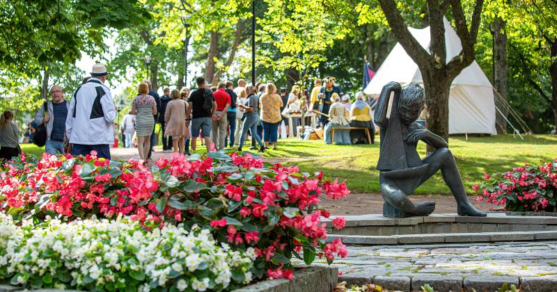 Ihmisiä Rauhanpuistossa kesällä.