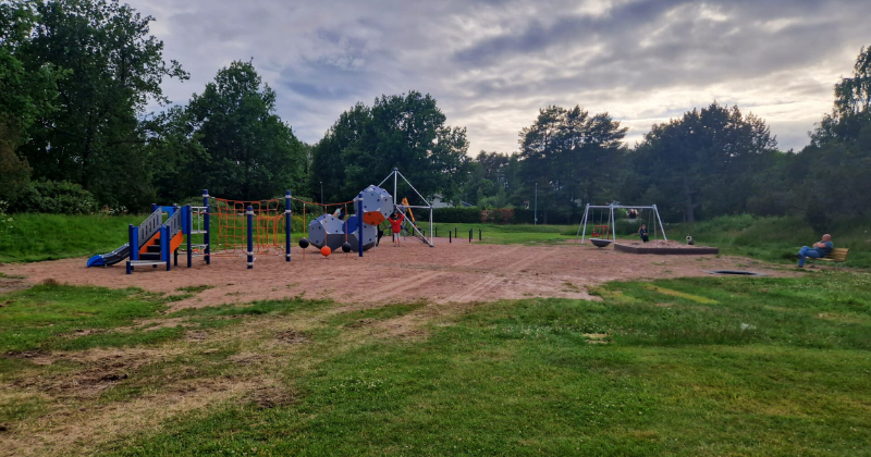 Kuvassa uusitun Ruokolan leikkikentän leikkivälineistöä. Kuvassa näkyy mm. keinuja, kiipeilykuutio ja muita välineitä.