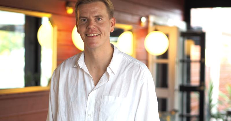 Niko  Kluuskeri valkoisessa paitapuserossaan Bistro Bayn terassilla.