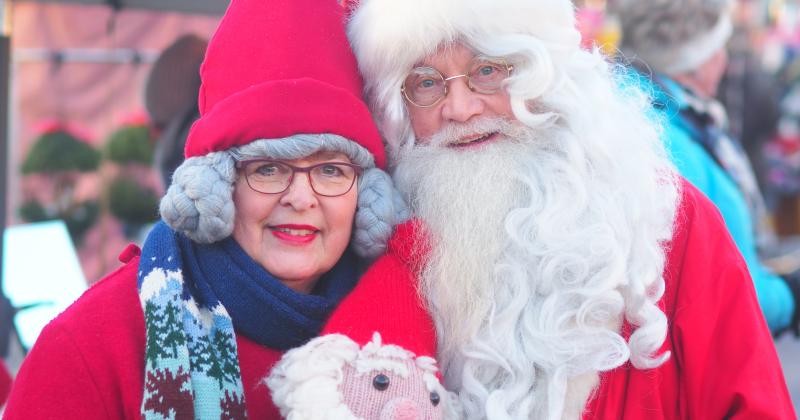 Joulupukki ja muori punaisissa nutuissaan.