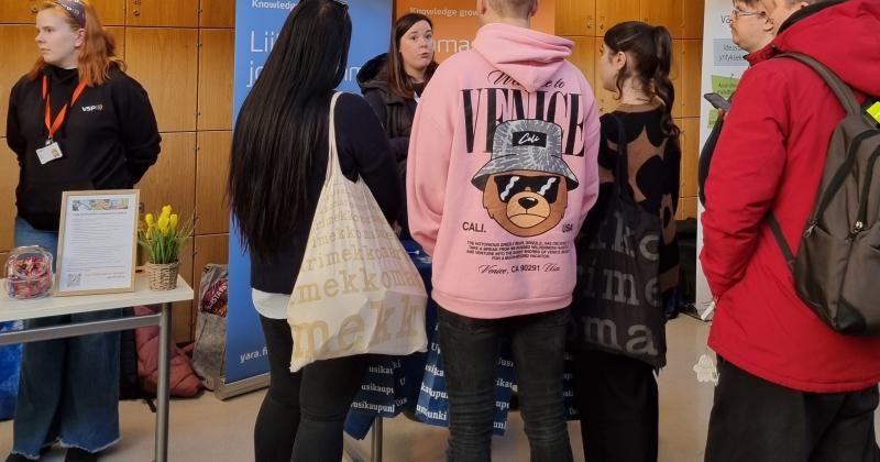 Opiskelijoita yritysstandillä.