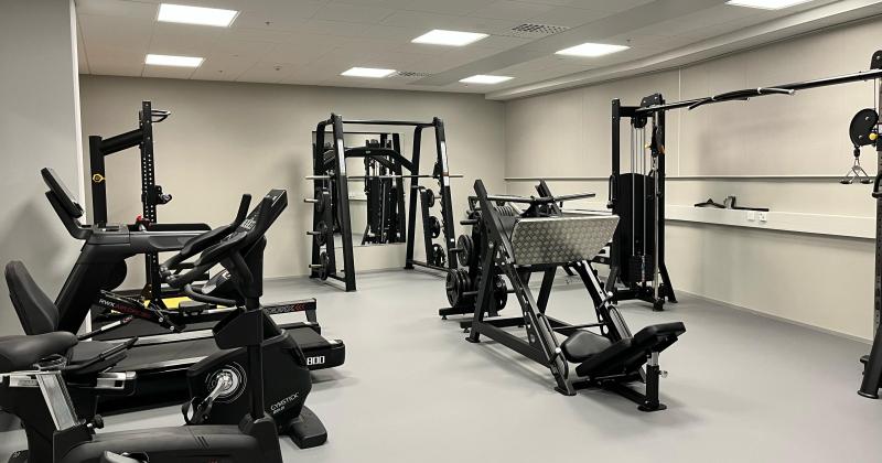 Tyhjä kuntosali, jossa kuntosalilaitteita