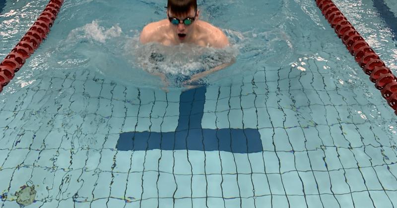 mies ui altaassa uimalasit päässä