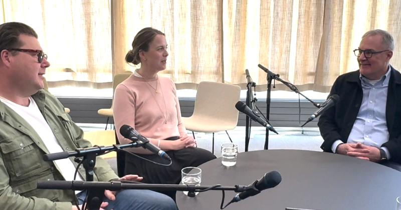 Heikki Rantala, Malla-Rannikko Laine ja Atso Vainio keskustelevat podcastin nauhoituksissa.