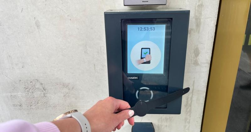 Sisäänpääsy sarjarannekkeella ulkolukijaan