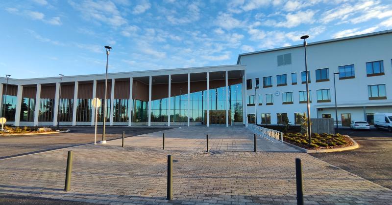 Wintteri-rakennuksen ulkoseinä, jossa lasia ja pylväät