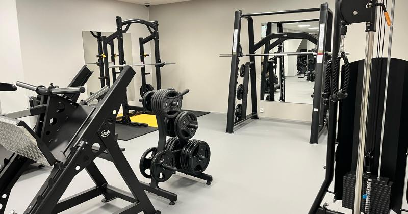 Tyhjä kuntosali, jossa kuntosalilaitteita