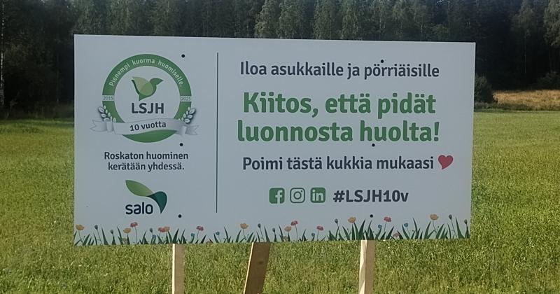 Kukkia voi poimia vapaasti lsjhn kylteilla merkityilta pelloilta.