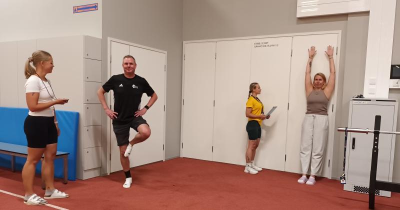 Ihmisiä venyttelemässä