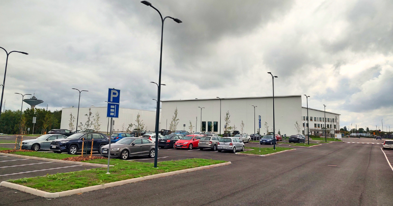 Autoja Wintterin pysäköintialueella, taustalla Wintteri.