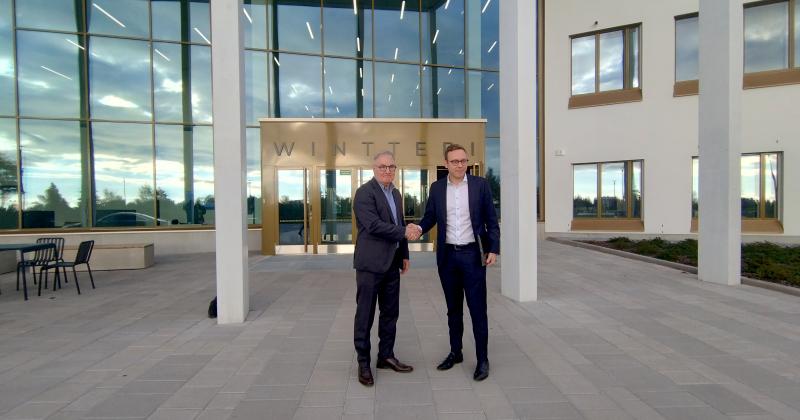 Kuvassa Kaupunginjohtaja Atso Vainio ja työministeri Matias Marttinen monitoimijatalo Wintterin edustalla