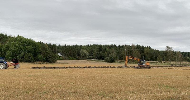 Peltoja Salmen auleella. Kuvassa menossa salaojitus.