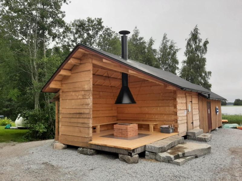 Kuvassa Pyhämaan Telakanrantaan hakerahoituksen avulla rakennettu monitilarakennus, jossa on hirsinen osuus sekä laudoitettu osuus. R