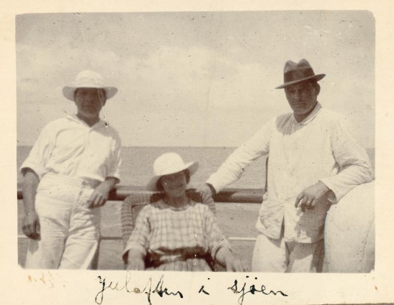 Nainen ja kaksi miestä kesävaatteissaan Port Patrick -nimisen purjelaivan kannella jouluaattona 1910- tai 1920-luvuilla.