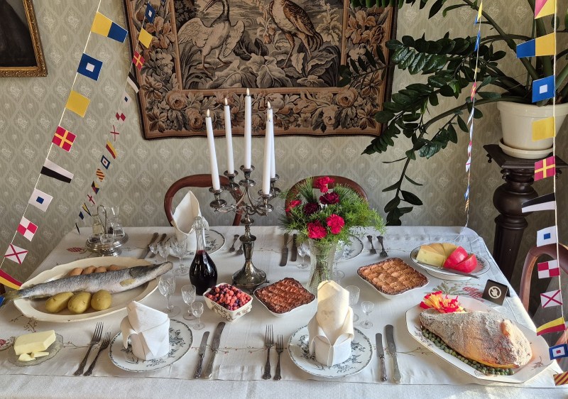 katettu joulupäytä museossa