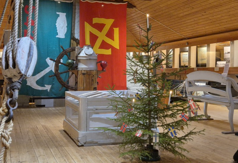 museon näyttelytiloissa pieni joulukuusi