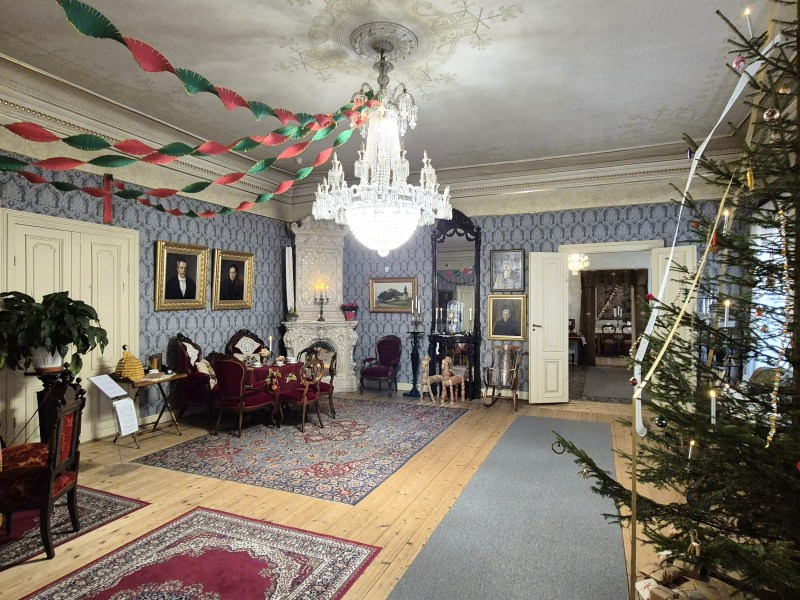 vanhan talon, museon, sali koristeltuna jouluun. Joulukuusi ja muita koristeita.